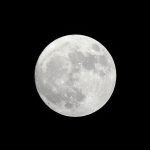 حدثان فلكيان نادران للقمر خلال الشهر الحالي