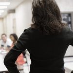 فضيحة بمدرسة أمريكية.. هذا ما فعلته المعلمة مع طالب بعمر 14 عاماً