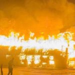 مشهد سريالي ليلي.. نار هائلة تلتهم مضيفا من القصب في احدى قرى ذي قار