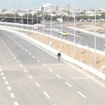 الشرطة تحقق في جثة امرأة مقيدة مرمية على سريع الدورة