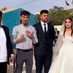 زوجان يشاركان في العملية الانتخابية يوم زفافهما