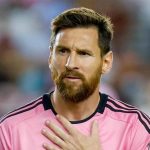 ليست زوجته.. من المرأة التي رسمها ليونيل ميسي على ظهره؟