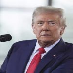 ترامب: سنغادر إيران خلال أسبوعين وليس من الضروري أن تبرم الاتفاق دوليات 2026-04-01 | 01:00 ترامب: سنغادر إيران خلال أسبوعين وليس من الضروري أن تبرم الاتفاق المصدر:	 وكالات 1,323 شوهد كشف الرئيس الأمريكي دونالد ترامب، أنه سيتم “مغادرة” إيران في غضون أسبوعين، فيما أشار الى أنه ليس من الضروري أن تبرم الاتفاق. وقال ترامب في تصريحات صحافية، “نجري حاليا مفاوضات مع قادة إيرانيين أكثر اعتدالا وعقلانية بكثير”، موضحا “لدينا الآن تغيير كامل للنظام في إيران”.   وأضاف “كل ما علي فعله للحد من ارتفاع أسعار الطاقة هو مغادرة إيران وهذا ما سنفعله قريبا”، مردفا “حصل تغيير النظام في إيران وبتنا نتعامل مجموعة جديدة أكثر عقلانية”.   ولفت ترامب الى أنه “سنغادر إيران في غضون أسبوعين إلى ثلاثة وما من سبب يستدعي بقاءنا”، مضيفا “ليس من الضروري أن تبرم إيران الاتفاق من أجل إنهاء هذه العملية العسكرية”.